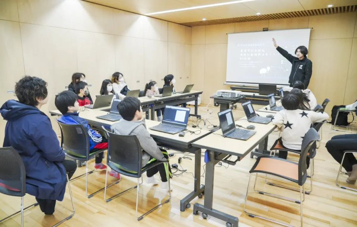 地域の小学生対象の「ドローン・AI体験会」開催