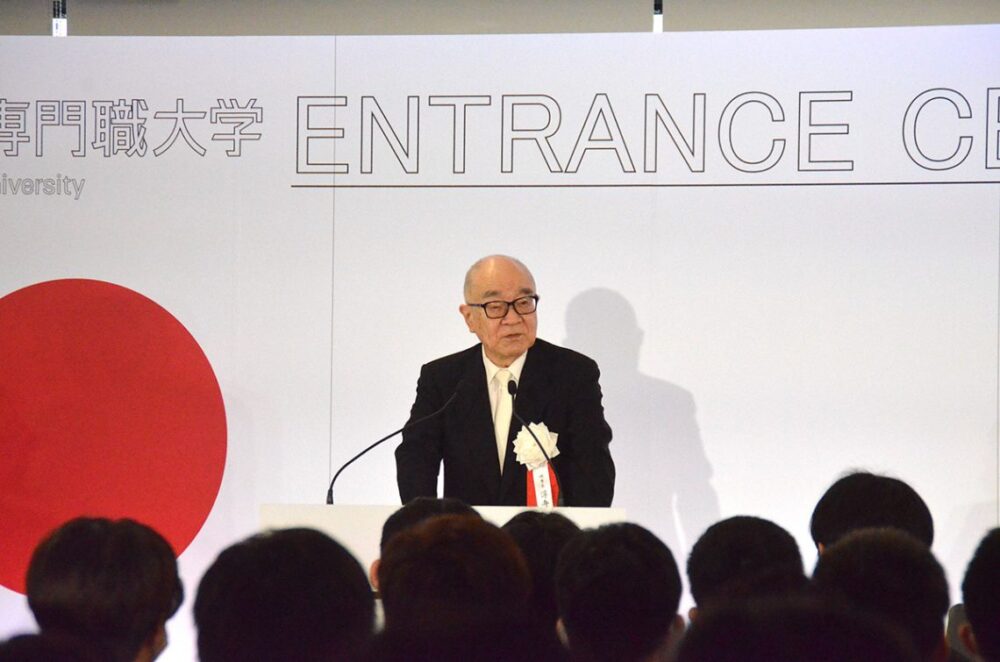 祝辞を述べる浮舟邦彦理事長