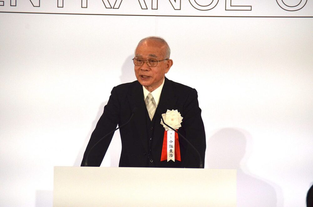 式辞を述べる中鉢良治学長