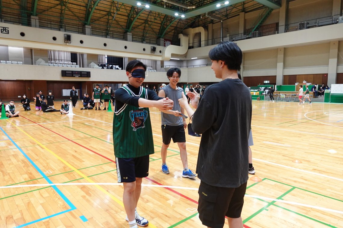 鍼治療を行う印南先生