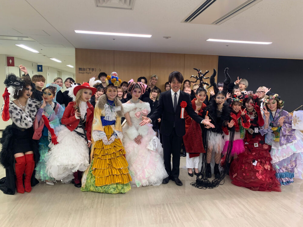 入学式ヘアショーチームのメンバーと、TEAM NACSの森崎博之さん